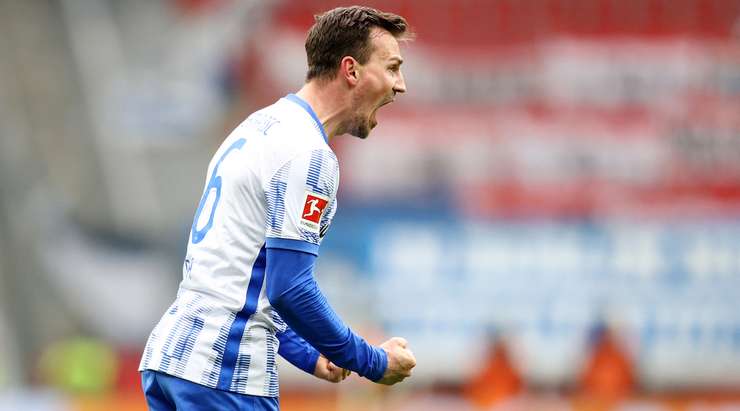 Một cú sút tuyệt vời! Vladimir Darida (Hertha Berlin) thể hiện sự bình tĩnh tuyệt vời trong vòng cấm để tung một cú sút nhanh vào phía trong cột dọc bên trái. Tỉ số là 2:1.
