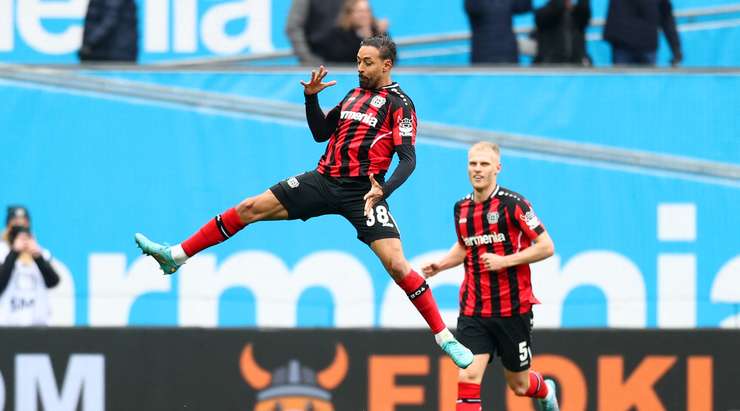 Karim Bellarabi (Bayer Leverkusen) nhận một đường chuyền thú vị bên trong vòng cấm và anh tung một cú sút chìm chuẩn xác vào góc thấp bên phải khung thành. Một pha dứt điểm rất hiểm!
