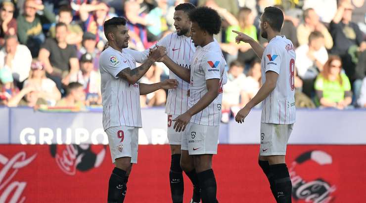 Vào! Lucas Ocampos treo bóng vào sâu trong vòng cấm kiến tạo cho Jesus Corona (Sevilla) ở một vị trí trống trải, và cú đánh đầu cận thành của cầu thủ này đã đưa bóng vượt qua tầm với của thủ môn trước khi làm tung nóc lưới. Tỉ số là 0:1.