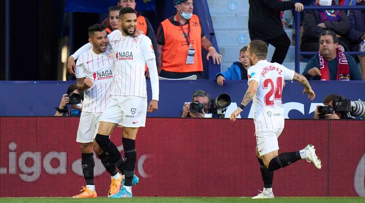 Vào! Jesus Corona (Sevilla) lấy bóng trong vòng cấm, nhìn thấy thủ môn ra khỏi vạch cầu môn và bấm bóng qua đầu anh ấy và đi vào lưới. 1:2.