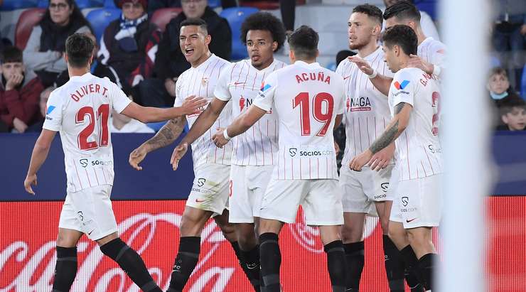 Jules Kounde (Sevilla) chạy chỗ khôn khéo để đón quả phạt góc được thực hiện rất tốt và đánh đầu từ cự li gần về phía khung thành. Pha dứt điểm của anh đi sượt cột dọc và bóng dội vào góc cao bên phải mành lưới, nâng tỉ số của trận đấu lên: 1:3.