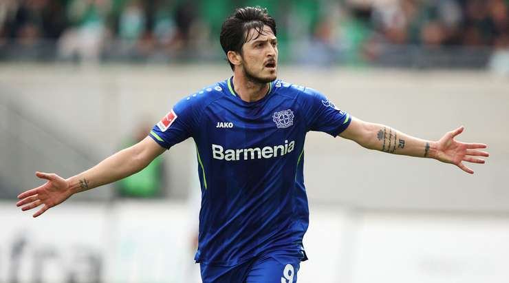 VÀO! Sardar Azmoun (Bayer Leverkusen) cắt được bóng từ đường chuyền bất cẩn của thủ môn đối phương và vui vẻ trừng phạt sai lầm đó. Tỉ số lúc này là 1:2.