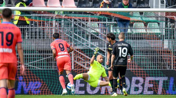 Vào rồi! Luis Muriel (Atalanta) nâng tỉ số lên 0:3 bằng cú đánh đầu từ cự ly gần đưa bóng đi đập đất vào chính giữa khung thành sau đường căng ngang kiến tạo của Davide Zappacosta.