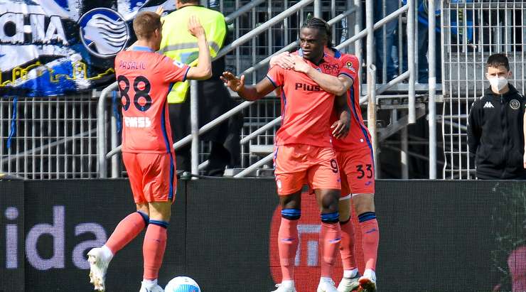 Một bàn thắng đồng đội tuyệt vời! Duvan Zapata (Atalanta) được giải thoát trong vòng cấm bởi Luis Muriel và sút chìm qua Niki Maenpaa. 0:2.