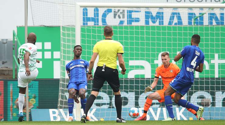 Jetro Willems (Greuther Furth) đón đường căng ngang hoàn hảo vào sâu bên trong vòng cấm từ Jessic Ngankam và khống chế bóng một cách tinh tế. Tiếp theo, anh tung một cú sút chìm vào ngay giữa khung thành, nâng tỉ số lên: 1:0.
