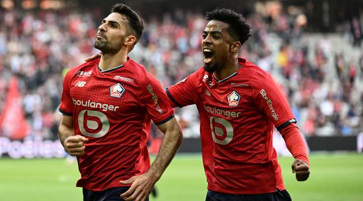 Vào! Zeki Celik (Lille) sút bóng bật ra đi chìm vào chính giữa khung thành sau khi bóng đến chỗ anh ấy trong vòng cấm. Tỉ số là 1:0.