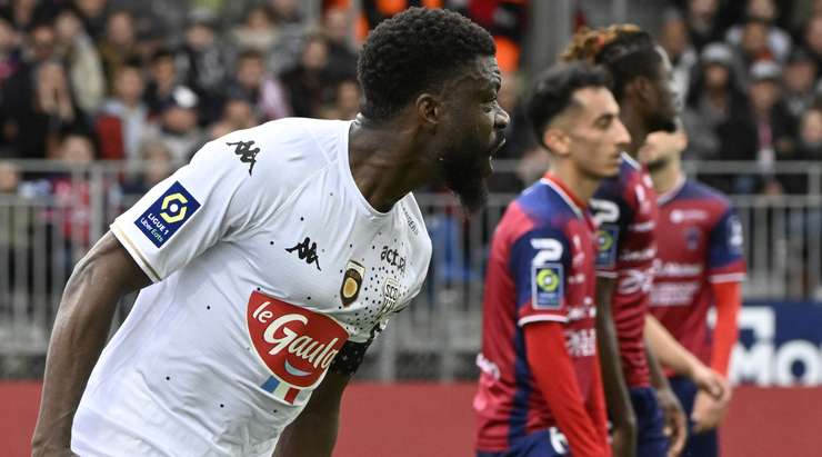 Bóng từ quả phạt góc được treo vào vòng cấm đến vị trí của Ismael Traore (Angers) và cầu thủ này tung một cú sút hiểm hóc vào góc thấp bên trái khung thành, không cho thủ môn một cơ hội nào.