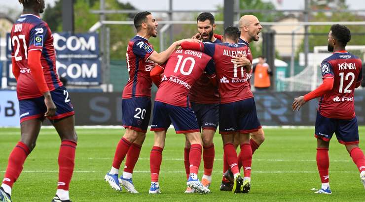 Một khoảnh khắc đẹp mắt! Lucas Da Cunha (Clermont) lấy bóng và tung một cú sút mạnh từ xa. Đó là một quyết định sáng suốt và pha dứt điểm vừa rồi đã đi thẳng vào góc thấp bên phải khung thành. Thủ môn Anthony Mandrea chỉ có thể lắc đầu trong tuyệt vọng! Tỉ số đã được nâng lên 2:2.
