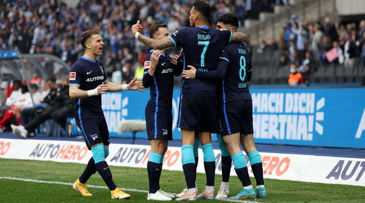 Davie Selke (Hertha Berlin) chuyển hóa quả tạt sắc bén của đồng đội với một cú sút mạnh và chuẩn xác, đưa bóng lọt qua người thủ môn vào lưới.