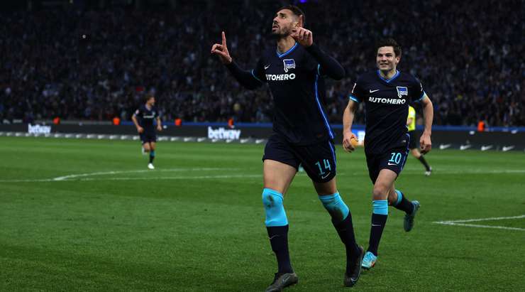 Vào! Ishak Belfodil (Hertha Berlin) chớp cơ hội sau một tình huống bóng bật ra trong vòng cấm và đánh bại thủ môn với một cú sút vào góc thấp bên phải. Tỉ số đã được nâng lên: 2:0.