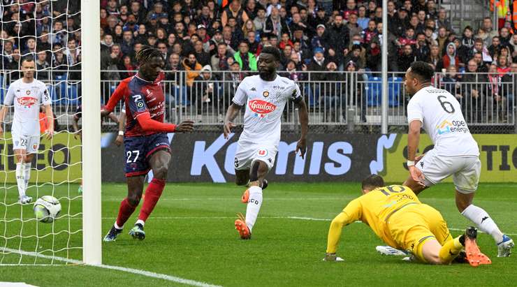 Vào! Bóng bật ra đến Mohamed Bayo (Clermont) và anh ấy tung cú sút từ cự li gần. Tỉ số là 1:2.