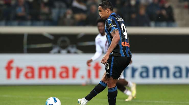Vào! Luis Muriel (Atalanta) sút bóng lạnh lùng vào góc dưới bên trái khung thành.