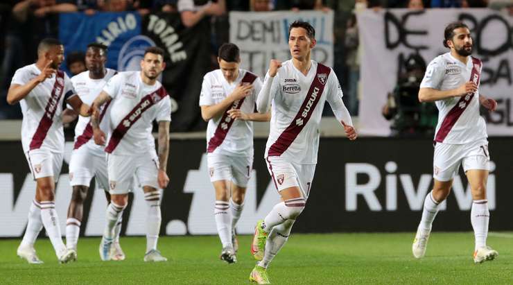 Vào! Sasa Lukic (Torino) giành chiến thắng trên chấm phạt đền bằng một cú sút không thể cản phá, vượt qua tầm với của thủ môn Juan Musso vào góc thấp bên phải.