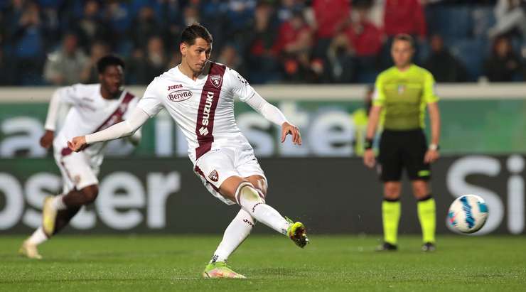 VÀO! Đó là một cú sút phạt đền hoàn hảo của Sasa Lukic (Torino) về phía bên trái khung thành, không có một chút cơ hội nào cho thủ môn Juan Musso để cản phá!