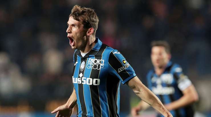 2:1. Marten de Roon (Atalanta) đón một đường chuyền tại rìa khu cấm địa và ngay lập tức tung cú sút một chạm tuyệt vời bay vào nóc lưới. Một pha dứt điểm xuất sắc! Vanja Milinkovic-Savic cố gắng ngăn chặn nó, nhưng không có cơ hội cho anh ấy. Kiến tạo bởi Luis Muriel.