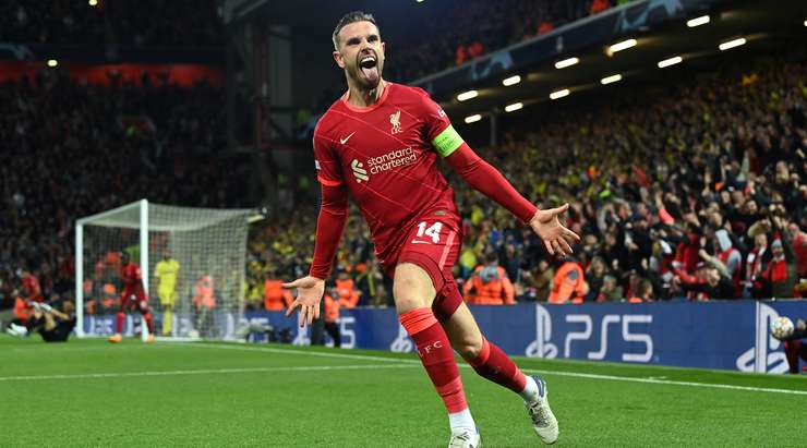 Pervis Estupinan (Villarreal) quá thiếu may mắn và anh tự đốt lưới nhà trong một nỗ lực cản phá quả tạt của đối phương. Anh đang phải cúi đầu trên sân và chắc là rất xấu hổ!