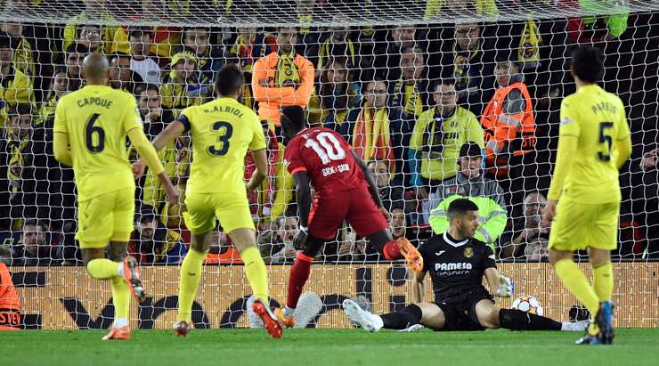 Vào - 2:0! Sadio Mane (Liverpool) nhận một đường chuyền chuẩn xác trong vòng cấm từ Mohamed Salah và anh đánh bại thủ môn với một pha dứt điểm sắc sảo vào góc thấp bên phải khung thành.