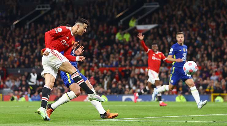 Cristiano Ronaldo (Manchester United) nhận một đường chuyền sát thủ, đặt anh vào thế đối mặt với thủ môn và anh đã ghi bàn với một cú sút lạnh lùng vào góc cao bên trái khung thành. Một cú sút hoàn hảo.