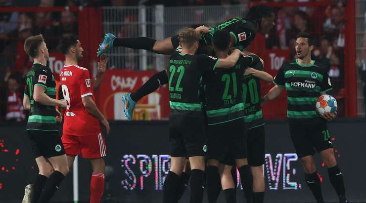 Vào! Branimir Hrgota (Greuther Furth) đã có mặt đúng lúc đúng chỗ để lấy bóng bật ra trong vòng cấm, và anh ấy sút bóng vào góc trái phía trên. Tỉ số là 0:1.