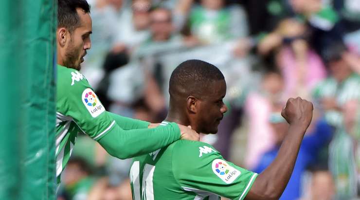 William Carvalho (Betis) khôn khéo phá bẫy việt vị và xông về phía khung thành. Khi trước mặt chỉ còn người gác đền, anh lạnh lùng đệm bóng, đưa bóng vượt quá tầm với của thủ môn và bay vào lưới!