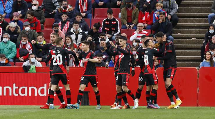 Một quả phạt góc hoàn hảo! Alejandro Catena (Rayo Vallecano) đón đường treo bóng vào và tung một cú đánh đầu uy lực từ gần chấm phạt đền vào góc trái phía dưới, nâng tỉ số trận đấu ngày hôm nay lên 0:1.