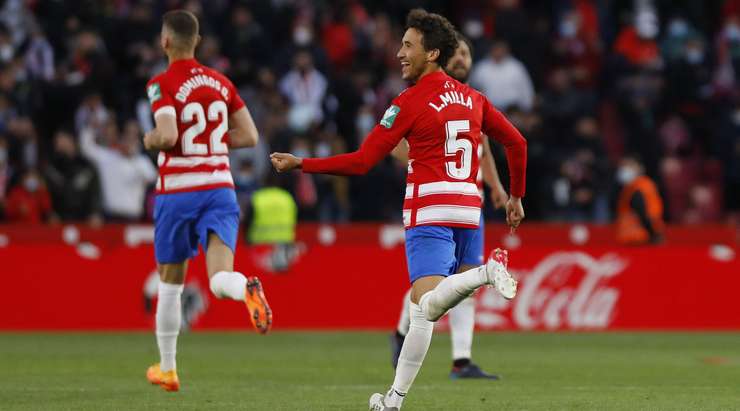 VÀO! Đó là một cú sút phạt đền tuyệt vời của Luis Milla (Granada CF) về phía góc thấp bên phải khung thành, không có một chút cơ hội nào cho thủ môn Stole Dimitrievski để cản phá!