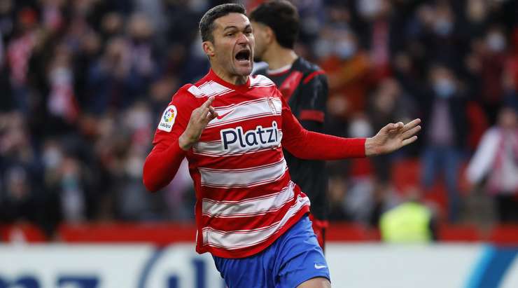 VÀO! Jorge Molina (Granada CF) nhận bóng ở một vị trí ngay trước mặt khung thành, và chắc chắn là anh sẽ không thể bỏ lỡ những cơ hội như thế này. Cú sút của cầu thủ này đi sượt mé trong cột dọc bên trái vào lưới. Tỉ số là 1:2.