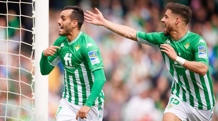 Vào! Juanmi (Betis) chớp cơ hội sau một tình huống bóng bật ra trong vòng cấm và đánh bại thủ môn với một cú sút vào góc thấp bên phải. Tỉ số đã được nâng lên: 1:0.