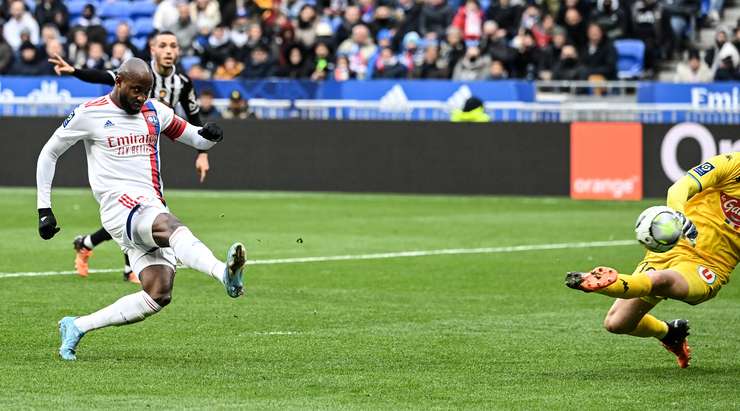 Vào! Moussa Dembele (Lyon) với một pha dứt điểm tuyệt vời trong vòng cấm. Anh ấy tạo khoảng trống cho mình sau khi khống chế gọn gàng một đường chuyền từ đồng đội và sút bóng vào sát mép trong cột dọc bên phải.