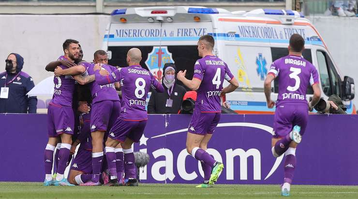 Nicolas Gonzalez (Fiorentina) đang ăn mừng sau một bàn thắng tuyệt đẹp. Anh ấy có vừa đủ khoảng trống trong vòng cấm để đón quả đá phạt và đánh đầu chuẩn xác vào góc trái phía dưới khung thành.