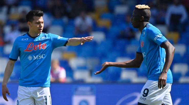 Victor Osimhen (Napoli) thể hiện bản năng săn bàn của mình với một cú đánh đầu cận thành trong tình huống đá phạt góc. Bóng đi trúng mép dưới của xà ngang và dội vào lưới. Tỉ số đã được nâng lên – 2:0.