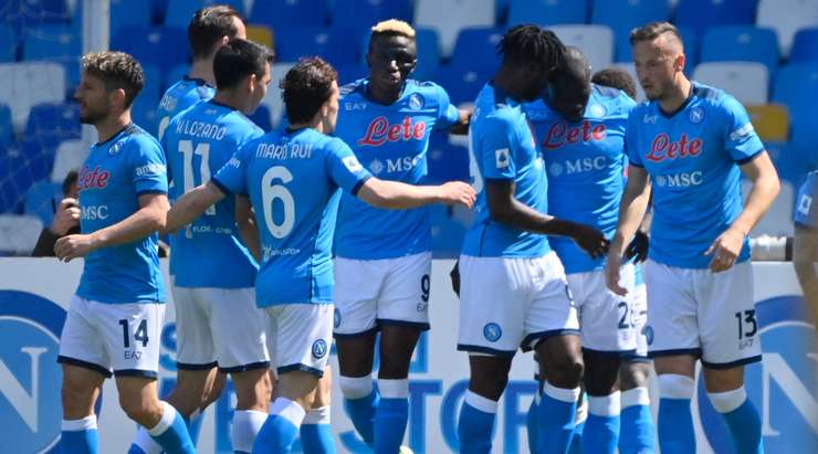 Một quả phạt góc hoàn hảo! Kalidou Koulibaly (Napoli) đón đường treo bóng vào và tung một cú đánh đầu uy lực từ gần chấm phạt đền vào góc trái phía dưới, nâng tỉ số trận đấu ngày hôm nay lên 1:0.