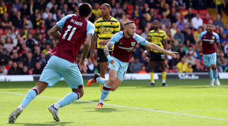 Vào! Josh Brownhill (Burnley) ghi bàn sau một pha kiến tạo bởi Matej Vydra cho phép anh ấy đưa bóng vào lưới trống. Tỉ số là 1:2.