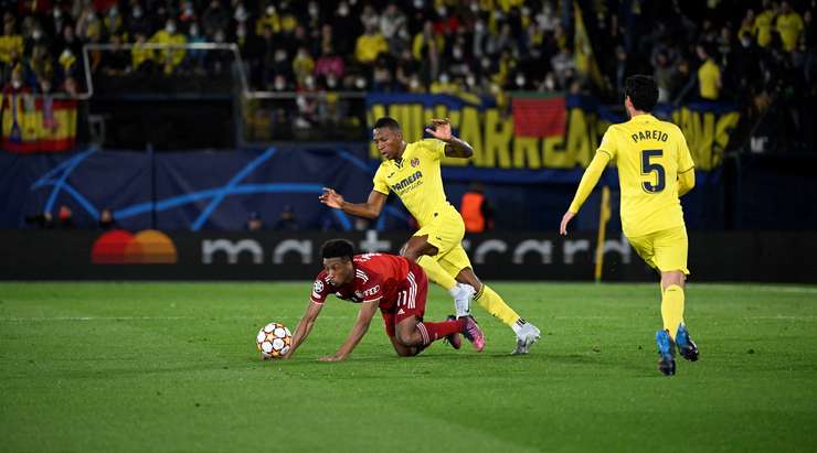 Pervis Estupinan (Villarreal) bị phạt một chiếc thẻ vàng. Trọng tài không hề khoan dung với anh ấy.