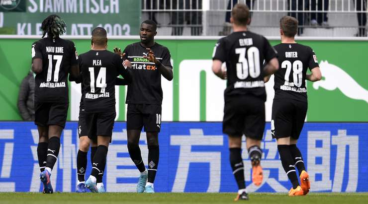 Marcus Thuram (B. Monchengladbach) thoát xuống sau đường chuyền từ Alassane Plea, anh lao vào vòng cấm và tung cú sút như búa bổ về phía góc cao khung thành trong tư thế đối mặt với thủ môn.