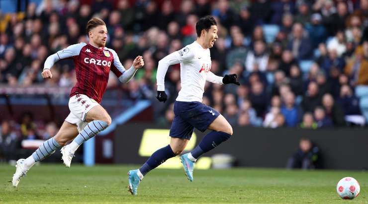 Heung-Min Son (Tottenham) đối mặt với thủ môn sau một đường chuyền xuất sắc từ Harry Kane. Anh ra chân rất nhanh và cú sút của anh đã chuyển hóa thành bàn thắng!