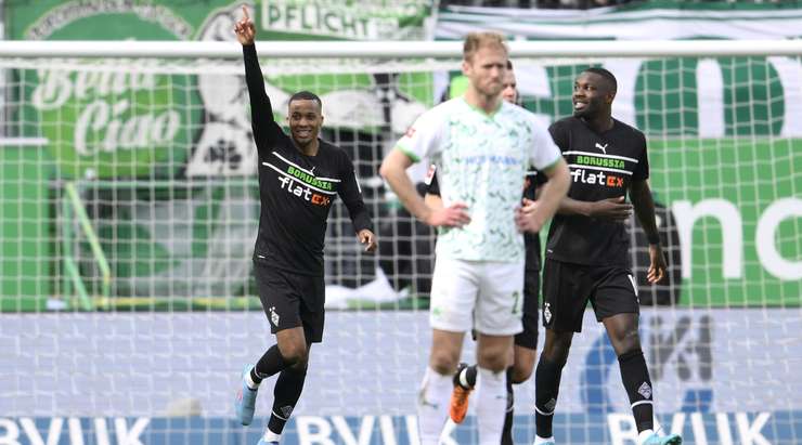 Vào! Alassane Plea (B. Monchengladbach) sút bóng vào góc thấp bên phải khung thành, vượt qua tầm với của Andreas Linde dù thủ môn đã đổ người hết cỡ.