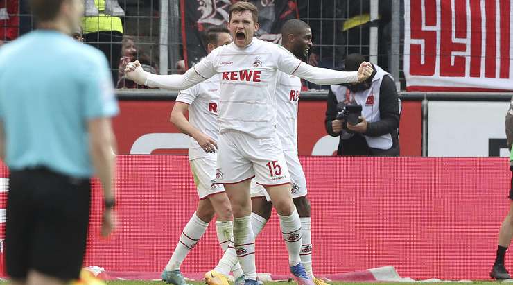 Vào! Luca Jannis Kilian (Köln) đã có mặt đúng lúc đúng chỗ để lấy bóng bật ra trong vòng cấm, và anh ấy sút bóng đi chìm vào phía trong cột dọc bên trái. Tỉ số là 3:2.