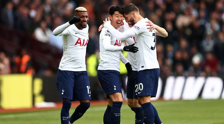 Heung-Min Son (Tottenham) đón bóng bật ra ngay ngoài vòng cấm và tung một cú sút chìm tuyệt đẹp, bóng đi trúng cột dọc bên phải và dội vào lưới.