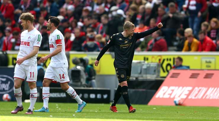 Jonathan Burkardt (Mainz) đón bóng trống trải và từ rìa vòng cấm tung một cú sút bị làm chệch hướng và vượt qua Marvin Schwabe không thể làm gì được. 0:1.