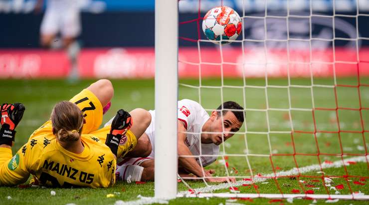VÀO! Bóng được treo vào từ quả phạt góc và Ellyes Skhiri (Köln) chạy chỗ rất tốt để tung một cú đánh đầu hoàn hảo vào góc phải cầu môn. Tỉ số của trận đấu đã được nâng lên: 1:2.