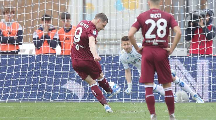 Vào! Andrea Belotti (Torino) sút bóng lạnh lùng vào góc dưới bên trái khung thành.