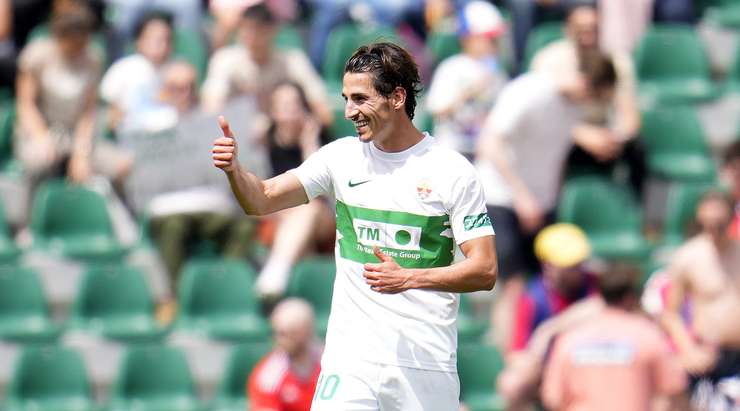 VÀO! Bóng được treo vào từ quả phạt góc và Pere Milla (Elche) chạy chỗ rất tốt để tung một cú đánh đầu hoàn hảo vào góc phải cầu môn. Tỉ số của trận đấu đã được nâng lên: 1:1.
