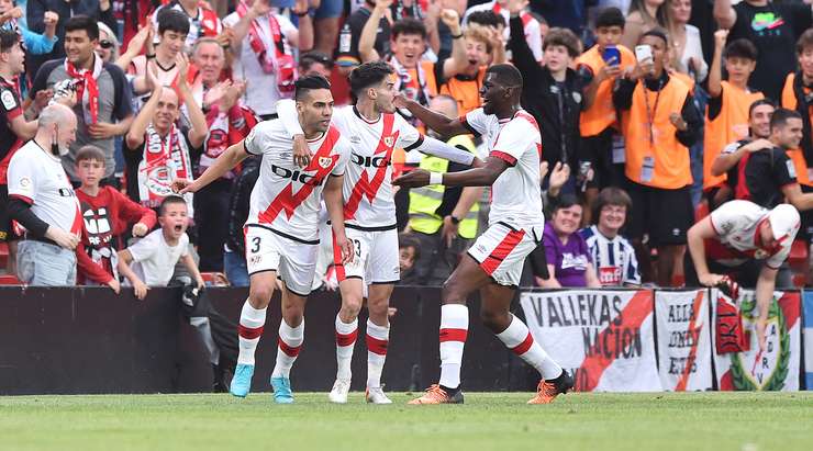 Vào! Bóng bật ra đến Radamel Falcao (Rayo Vallecano) và anh ấy tung cú sút từ cự li gần. Tỉ số là 1:1.