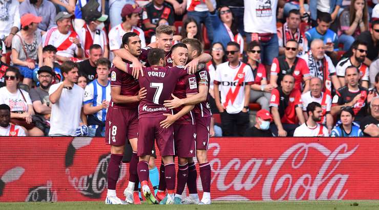 Vào! Alexander Sorloth (Real Sociedad) len lỏi qua các cầu thủ đối phương trước khi tung một cú sút tuyệt diệu từ rìa vòng cấm vào góc thấp bên phải mành lưới. Thủ môn Stole Dimitrievski đã không có cơ hội nào để chạm vào quả bóng. Tỉ số là 0:1.