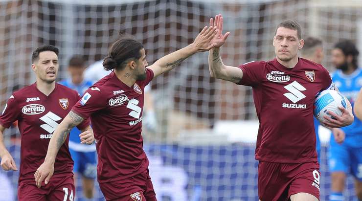 Vào! Andrea Belotti (Torino) tinh quái dừng lại một nhịp trước khi sút, chờ cho thủ môn Guglielmo Vicario đổ người trước khi bình tĩnh đưa bóng vào góc thấp bên trái.