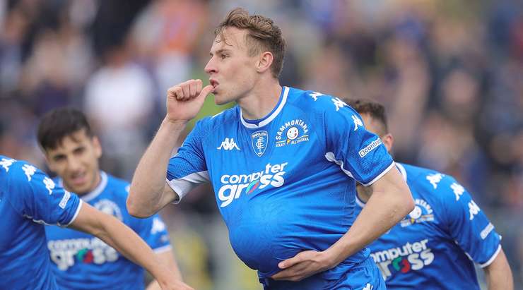Szymon Zurkowski (Empoli) nhận một đường chuyền tuyệt vời từ đồng đội nhưng cú sút của anh lại đi quá hiền vào chính giữa khung thành. Nhưng không! Thủ môn đã mắc một sai lầm chết người và quả bóng đã chui vào lưới!