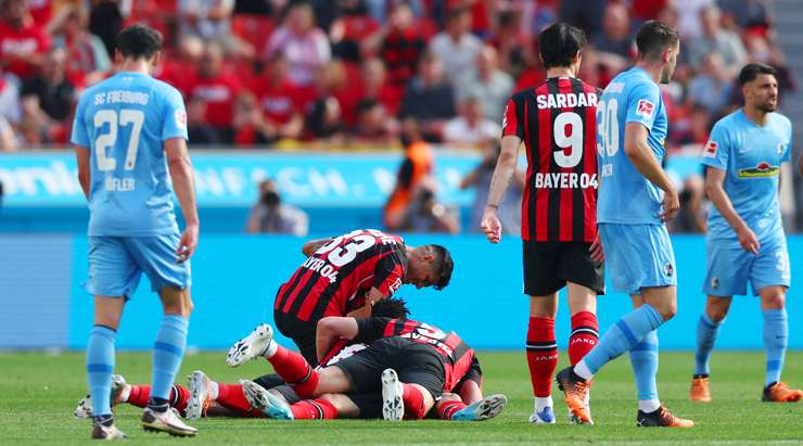 Exequiel Palacios (Bayer Leverkusen) đón một đường chuyền và kiểm soát bóng với một pha chạm một gọn gàng. Tiếp theo là một cú sút từ khoảng 55m đi chìm vào ngay giữa khung thành, và bằng cách nào nó, bóng vượt qua được sự cản phá của thủ môn.