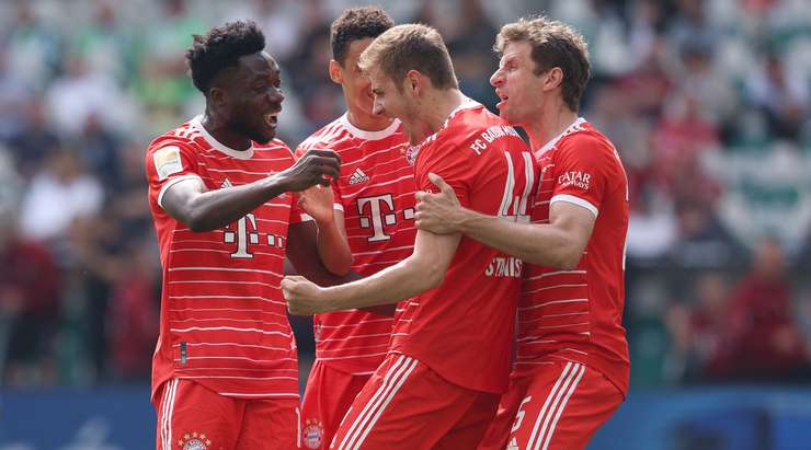 Vào! Joshua Kimmich thực hiện quả phạt góc và đưa bóng rất vừa tầm đến vị trí của Josip Stanisic (Bayern Munich), người đã dứt điểm chuẩn xác từ gần chấm phạt đền vào góc cao bên trái khung thành. Tỉ số là 0:1.