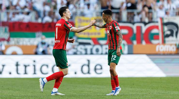 Cú sút búa bổ từ ngoài vòng cấm của Michael Gregoritsch (Augsburg) đã ghi được một bàn thắng tuyệt vời vào ngay góc trái khung thành!